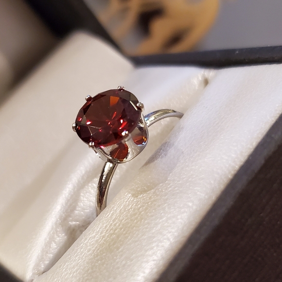 Jewelry - 1.2 Carat AAA zirconia garnet birthstone ring